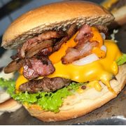 Lanches Especiais/Artesanais: Bacon Especial - Lanches Especiais/Artesanais (Ingredientes: Alface Americana, Bacon, cebola caramelizada, Cebola Roxa, hambúrguer Artesanal 150G, Molho Especial, Pão de Brioche, Queijo Cheddar, Tomate)