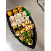 Grelhados: BARCA TUDO Grelhado - 2 niguiri de camarão, 2 niguiri de salmão maçaricado,8 uramaki grelhado, 3 salmão balls, 3 hot roll especial.