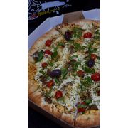 Especiais: COSTELA SUPREMA - Pizza (Ingredientes: Alho Frito, Azeitonas, Catupiry Original, Coentro, Costela desfiada e refogada, Molho de tomate artesanal, Mussarela, Orégano, Tomate Cereja)