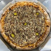 Suprema: Costela c/ Barbecue - Pizza Broto (Ingredientes: Costela Desfiada, Mussarela, Cebola Crispy, Molho Barbecue, Orégano, Azeitona)