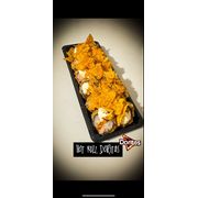Hot Rolls: Hot roll 12 und Doritos - hot hot salmão, empanado e frito. Finalizado com crean chesse molho tarê, toque especial de Doritos Uma combinação ousada, cremosa e irresistivelmente crocante! 