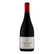 Vinhos Tintos: Amitie Pinot Noir 750ml - Aroma envolvente apresenta notas frutadas, lembrando cereja, morango e framboesa, com toques florais como violeta, além de notas terrosas como cogumelos. Em boca apresenta taninos macios e aveludados, com boa persistência gustativa e acidez equilibrada.