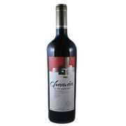 Vinhos Tintos: Vina Santa Cruz Chaman Varietal Blend Tinto 750ml - Exibe um aroma muito perfumado, mesclando frutas negras maduras (como cassis e amoras), com as doces notas decorrentes do estágio em carvalho, como baunilha, caramelo e chocolate, finalizando com um toque floral. Na boca excelente estrutura, taninos macios, ótima acidez.