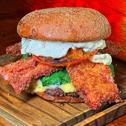 Novidades ATB: ATB - Hambúrguer Artesanal (Ingredientes: bacon empanado, Blend bovino 180g, molho de tabasco de pimenta, Pão Australiano, queijo prato, Tomate)
