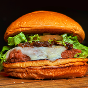 Hamburguer De Planta (Futuro Burguer): Veggie Top - Vegetariano 1 (Ingredientes: Carne de Planta (Futuro Burguer), Cebola Roxa Caramelizada, Pão Brioche, Picles, Queijo Muçarela, Salada)