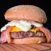 Hambúrguer Artesanal: Gringão - Hambúrguer Artesanal (Ingredientes: 1 Blend de Cupim 180g, 3 fatias de queijo cheddar, Bacon, Cebola Roxa Caramelizada, Molho Especial de azeitona, Pão Australiano, Picles)