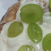 Doces: Esfiha Uva Verde Choco Branco - Massa de esfiha com fubá, chocolate branco e uva verde
