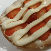 Doces: Esfiha Chocolate branco com morango TENTAÇÃO - Massa de esfiha com fubá, chocolate branco e morangos.