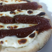 Doces: Esfiha Romeu e Julieta com cream cheese - Massa de esfiha com fubá, queijo mussarela, goiabada e cream cheese