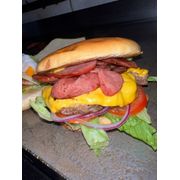 Lanches Especiais/Artesanais: Calabresa Especial - Lanches Especiais/Artesanais (Ingredientes: Alface Americana, Calabresa, Cebola Roxa, hambúrguer Artesanal 150G, Molho Especial, Pão de Brioche, Queijo Cheddar, Tomate)