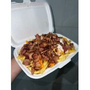 Porções: Batata Recheada Completa - Medio (Ingredientes: Bacon, Batata Frita (c/ Sal), Calabresa, Catupiry, Cheddar, Filé de Frango)