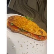 LANCHES - PANUOZZO: Pepperoni - 160g de pão com massa de pizza, ricota, muçarela de búfala fresca, pepperoni, geléia de pimenta e manjericão.