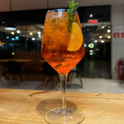 Drinks: Aperol - Drink´s (Ingredientes: água com gás, Aperol, Pró seco, rodelas de laranja)