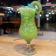 Drinks: Caipiroska de kiwi - Drink´s (Ingredientes: Kiwi, Vodka, Xarope de açucar)