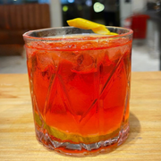 Drinks: Negroni - Drink´s (Ingredientes: Campari, gin, rodelas de laranja, vermouth)