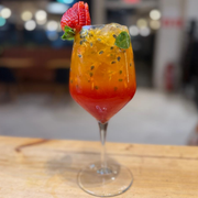 Drinks: Gin Paradise - Drink´s (Ingredientes: energético tropical, gin, grenadine, manjericão, Maracujá)