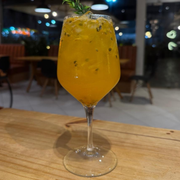 Drinks: Gin Tropical - Drink´s (Ingredientes: energético tropical, gin, Maracujá)