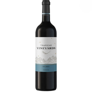 VINHOS: TRAPICHE VINEYARDS - uva: malbec. Visual: Vermelho rubi intenso com traços violáceos. Olfativo: Aromas de frutas negras como ameixa e amora, além de baunilha e notas florais. Gustativo: Um vinho redondo de médio corpo, com taninos macios, toque frutado e fresco.