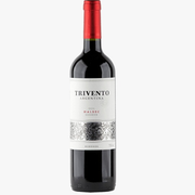 VINHOS: TRIVENTO - uva: malbec. é um vinho argentino bastante conhecido, produzido na região de Mendoza. É um vinho de corpo médio a encorpado, com aromas intensos de frutas vermelhas e negras maduras, como ameixa e cereja, além de notas sutis de especiarias e baunilha, provenientes do envelhecimento em madeira.