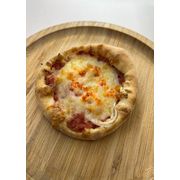Esfihas Salgadas: Baianinha - Esfiha (Ingredientes: Calabresa Moída, Cebola, Mussarela, Pimenta)