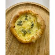 Esfihas Salgadas: Quatro Queijos - Esfiha (Ingredientes:  Parmesão, Catupiry, Gorgonzola, Mussarela)