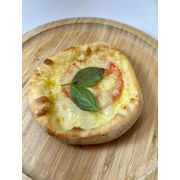 Esfihas Salgadas: Marguerita - Esfiha (Ingredientes:  Manjericão,  Parmesão, Mussarela, Tomate Picado)
