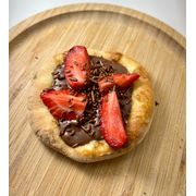 Esfihas Doces: Chocolate 1 - Esfiha (Ingredientes:  Granulado,  Pedaços de Morango, Chocolate ao Leite)