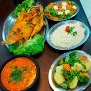 Peixe e Camarão: Traíra sem Espinha - Peixe e Camarão (Ingredientes: Arroz, Legumes na Manteiga, Pirão, Salada)