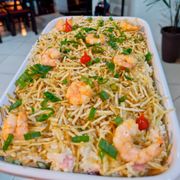 Peixe e Camarão: Camarão à Moda - Peixe e Camarão (Ingredientes: Arroz, Batata Palha, Catupiry, Creme de Leite, Ervilha, Presunto, Mussarela)
