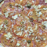 Salgadas: Calabresa Vip - Pizza Pequena (25cm - 6 Fatias) (Ingredientes: Alho, Azeitonas, Calabresa, Cebola, Champignon, Molho, Muçarela, Orégano, Tomate)