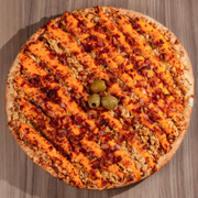 Tradicionais: Frango com cheddar e bacon - Pizza Trem (Ingredientes: Azeitona Verde, Bacon, Cheddar, Frango Desfiado e temperado, Molho de Tomate Fresco, Orégano)
