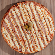 Tradicionais: Peru - Pizza Trem (Ingredientes: Azeitonas, Catupiry, Molho de Tomate Fresco, Orégano, Peito de Peru Fatiado)