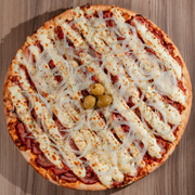 Tradicionais: Calabresa c/ Requeijão - Pizza Trem (Ingredientes: Azeitona Verde, Calabresa Fatiada, Cebola, Molho de Tomate Fresco, Orégano, Requeijão Cremoso)