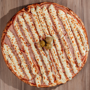 Tradicionais: Lombo c/ Requeijão Cremoso - Pizza Trem (Ingredientes: Azeitonas, Fatias de Lombo Canadense, Molho de Tomate Fresco, Orégano, Requeijão Cremoso)