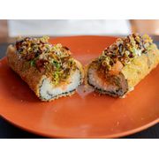 item: Sushi Dog Salmão - Makimono frito envolto em farinha panko, aberto e recheado com 100g de salmão com cream cheese, maionese temperada, cebolinha, teryaki, alho poro frito e gergelim por cima
