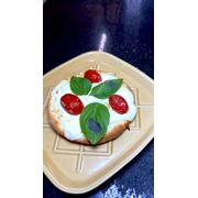 Salgadas: MARGUERITA PREMIUM - Esfiha (Ingredientes: Cream Cheese, Manjericão, Mussarela, Tomate Cereja)