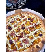 Tradicionais: FRANGO CAIPIRA - Pizza (Ingredientes: Azeitonas, Bacon, Catupiry Original, Frango, Milho, Molho de tomate artesanal, Orégano)