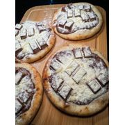 Doces: KIT KAT COM NINHO - Esfiha (Ingredientes: Chocolate Ao leite, Kit Kat, Leite Condensado, Leite Ninho em Pó)