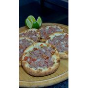 Salgadas: CARNE - Esfiha (Ingredientes: Carne temperada com pimenta do reino, vinagre, pimenta biquinho, cebola, tomate, orégano, alho poró, alho, tahine(pasta de gergelim).)