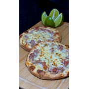Salgadas: CARNE C/ MUSSARELA - Esfiha (Ingredientes: Carne temperada com pimenta do reino, vinagre, pimenta biquinho, cebola, tomate, orégano, alho poró, alho, tahine(pasta de gergelim)., Mussarela)