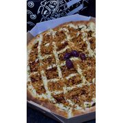 Especiais: CARNE SECA CRISPY - Pizza (Ingredientes: Azeitonas, Carne seca refogada com azeite, alho e pimenta biquinho, Catupiry Original, Cebola Crispy Crocante, Molho de tomate artesanal, Orégano)