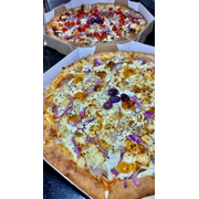 Premium: ATUM HOT PREMIUM - Pizza (Ingredientes: Atum, Azeitonas, Cebola Roxa, Cream Cheese, Geleia de abacaxi com pimenta, Molho de tomate artesanal, Mussarela, Orégano, Queijo Coalho)