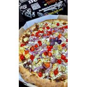 Premium: NORDESTINA PREMIUM - Pizza (Ingredientes: Azeitonas, Carne seca refogada com azeite, alho e pimenta biquinho, Cebola Roxa, Cream Cheese, Molho de tomate artesanal, Orégano, Pimenta Biquinho, Queijo Coalho)