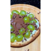 Doces: UVA COM ALPINO - Esfiha (Ingredientes: Alpino, Chocolate Branco, Granulé, Uva Verde)
