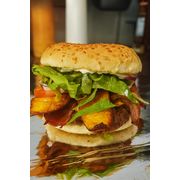 Aprisco Premium: Smash Salad com Banana da Terra - Aprisco Premium (Ingredientes: 2 fatias de cheddar, alface, bacon, Banana da terra, cebola roxa, maionese aprisco, pao, smash de costela 90gr, tomate)