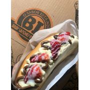 Hot Dogs - Doces: Dog Morango 2 Amores - Hot Dogs (Ingredientes: Chocolate Branco, Chocolate Preto, Creme Especial, Leite Condensado, Morango, Queijo)