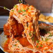 À La Carte / Cortes Especiais: Parmegiana de Frango p/ 02 pess. - À La Carte (Ingredientes: Acompanha: Arroz e Fritas)