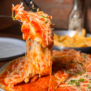 À La Carte / Cortes Especiais: Parmegiana de Peixe - À La Carte (Ingredientes: Acompanha: Arroz e Fritas, Filé de Peixe (Tilápia))