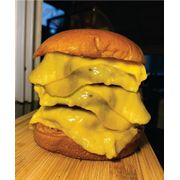 LANCHE: X- BURGUER TRIPLO - Lanche (Ingredientes: Molho Especial da Casa, PÃO BRIOCHE, QUEIJO, TRIPLO HAMBURGUER)