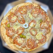 Tradicionais: Atum 2 - Pizza Grande (Ingredientes:  Cebola,  Parmesão Ralado,  Rodela de Tomate, Atum Sólido)